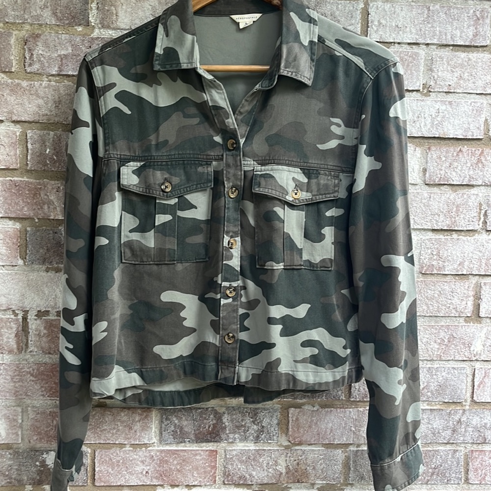 Cropped camo short by Aeropostale. Size M. Good condition.